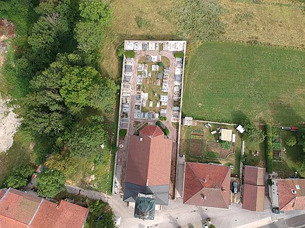 Vue aérienne de l'église et du cimetière attenant.