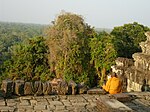 Khmermunk i meditation vid Phnom Bakheng i Angkor, Kambodja.