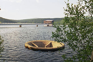 Talsperre Josefův Důl: Überlauf und Kontroll-Station