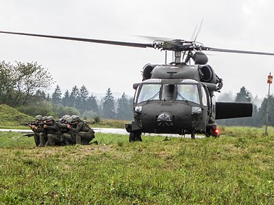 Jägergruppe nach dem Absitzen aus einem Blackhawk.