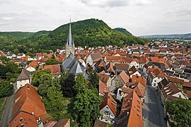 Blick vom Stadtturm auf den historischen Stadtkern mit der Stadtpfarrkirche und dem Rathaus