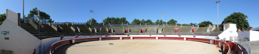 Arènes de Mimizan, vue intérieure sur le ruedo et les gradins.