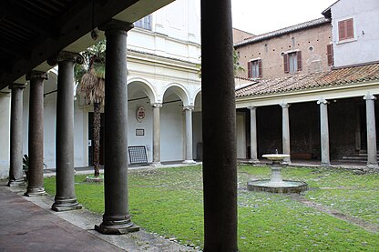 O átrio de San Clemente, em Roma, que reutilizou antigas colunas romanas