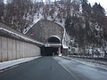 Südportal des Gigerachtunnels. Links oben die obere Etage mit den Fahrbahnen nach Süden/Gastein, mittig die Fahrbahn nach Norden/Lend, rechts der Radweg aus dem Klammtunnel in den Gigerachtunnel.