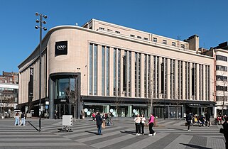 À l'Innovation, immeuble commercial construit par Jean-Marie Plumier en 1951.