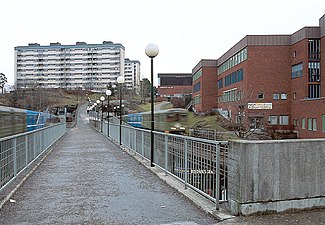 Bredängs centrum, gångviadukt över torget, 1999.