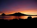 Sonnenaufgang über dem Lago Chungará, am linken Bildrand der Sajama