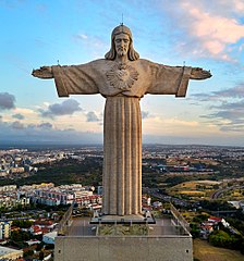 Le sanctuaire du Christ-Roi a Almada est un monument dédié au Sacré-Cœur.