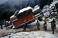 Am Manali-Leh-Highway kommt es häufig wegen überladener LKWs zu Unfällen