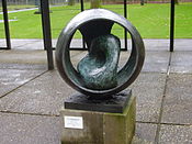 Sphere with Inner Form, 1963, no Museu Kröller-Müller, Otterlo, Holanda