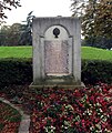 Placa commemorativa del primer vol humà en aeròstat, al bosc de Boulogne.