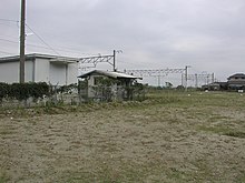 日鉱幸崎駅跡付近 この空地そのものは日鉱幸崎駅と直接の関係はないが、その名残であった幸崎駅の貨物施設のあった場所である。廃線跡は1990年代後半まで新興住宅地に取り込まれつつも草木に隠れて築堤が存在していたが、現在は完全に宅地化され消滅している。