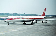 DC-8 sur une piste, livrée blanche et rouge.