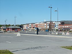 Pošta, hotel a obchodní dům v centru