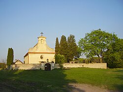 Kostel svatého Jiří v Libušíně s ohradní zdí