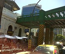 El puente y la entrada a la estación Palermo