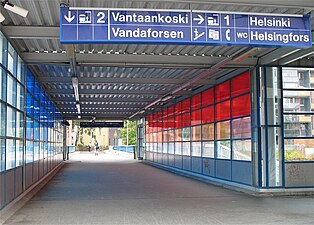 Pont piétonnier sur la voie ferroviaire à Kannelmäki.