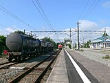 貨物運行時代のホーム。右手に焼失前の旧駅舎が見える。（2006年10月）