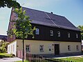 Pfarrhaus und Schuppen eines Pfarrhofes