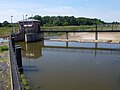 Wehr zwischen Elsterbecken und Neuer Luppe, im Hintergrund der Nahleberg