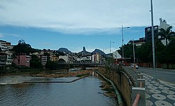 De hoofdweg Av. Beira-Rio en de rivier Itapemirim in Cachoeiro