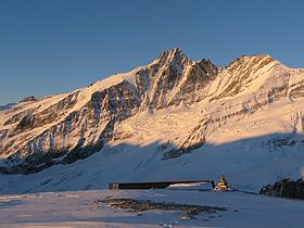 Vue du Teufelshorn, au centre, depuis l'Oberwalderhütte.