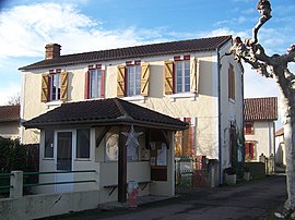 The town hall in Izotges