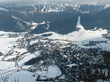 Vue d'un village sous la neige depuis un point dominant.