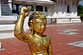 Statue du Bouddha à sa naissance, devant le temple thaïlandais.