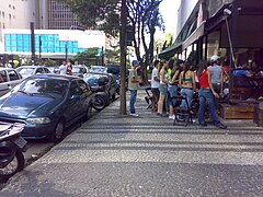 Vỉa hè nằm bên cạnh Đại lộ Paulista được lát bởi gạch Bồ Đào Nha, São Paulo, Brazil