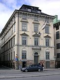 Exempel på handelspalats som skeppsbroadeln lät uppföra. Thunska palatset (även kallat Hebbeska huset), Skeppsbron 36, byggt ca 1675. Küselska huset, Skeppsbron nr 40, byggt 1701. Foton från 2009.