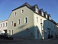 Wohnhaus in geschlossener Bebauung und in Ecklage, an der Fassade historische Ofenplatte