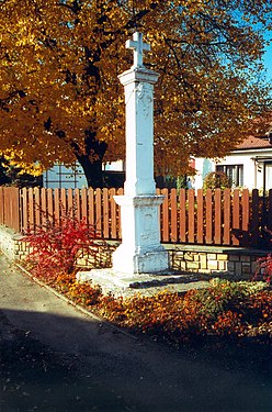 Nun inter kelkaj domoj restis la vojkruco en Přerov nad Labem