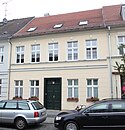 Wohnhaus mit Seitenflügeln