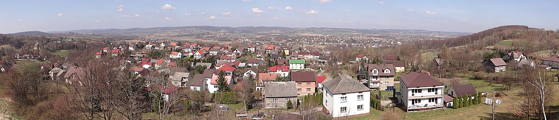 Fragment panoramy widokowej ze szczytu Skały z Krzyżem. Widoczne Nielepice i Wyżyna Olkuska