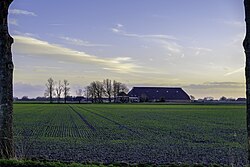 Boerderij De Waarden in het noordoosten van de polder