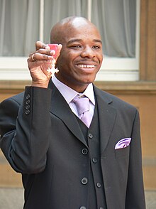 Stephen Witshire recevant sa médaille de l'OBE