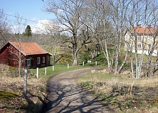 Skolleden går förbi gården