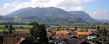 Blick von der Burg Burgberg über den Ort Burgberg zur Hochgratkette mit den Bergen Stuiben, Mittagberg sowie das Immenstädter Horn am Ostrand der nördlichen Kette (v. l. n. r.)