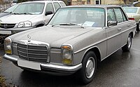 Faceliftin jälkeinen Mercedes-Benz 230.6.