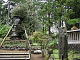 静岡県富士宮市の西山本門寺の信長公首塚（写真左側）