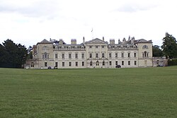 Engelsk palladianisme. Woburn Abbey, tegnet af Burlingtons elev Henry Flitcroft i 1746. Palladios centrale tempelagtige parti er ikke længere fritstående. Fløjede er nu hævet til lige så stor betydning, og de landbrugsbygninger, der afslutter Palladios design, fremstår nu tydeligt som en del af facaden.