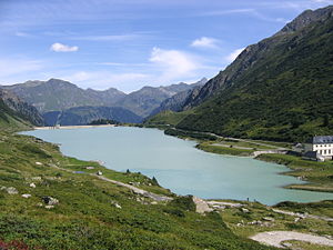 Der Vermuntsee mit dem Obervermuntwerk I am rechten Bildrand. Das Obervermuntwerk II befindet sich zwischen dem Obervermuntwerk I und der Staumauer im Berg.