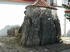 Dólmen-capela adjacente à Igreja de Santa Maria Madalena.