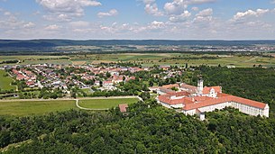 Blick auf Altenburg mit dem Stift im Vordergrund.