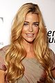 Denise Richards interpreta Debra Simon