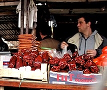 Tanah sing dikemas lan paprika pepe dikasilake ing pasar ing Beograd, Serbia