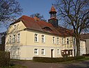 Gutsanlage, bestehend aus Gutshaus und Kapelle, Inspektorenhaus, Torbau, Nebengebäude und Gutspark