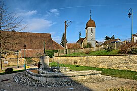 La fontaine-abreuvoir et l'église.