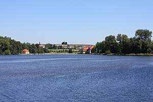 Rechts das Turbinenhaus und links das dazugehörende Technikerwohnhaus